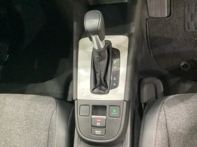 CVT車のセレクトレバーです。低速から高速まで、変速ショックのないスムーズな走りと、エンジン効率のよい領域を維持して燃費にも貢献します。サイドブレーキはスイッチ操作の電子制御パーキングブレーキです。