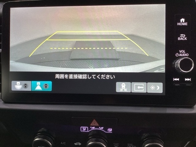 バックでの車庫入れも安心です！　リアカメラが付いているバックモニター付のナビを装備しております。操作線もついており距離感も画面から確認できます。