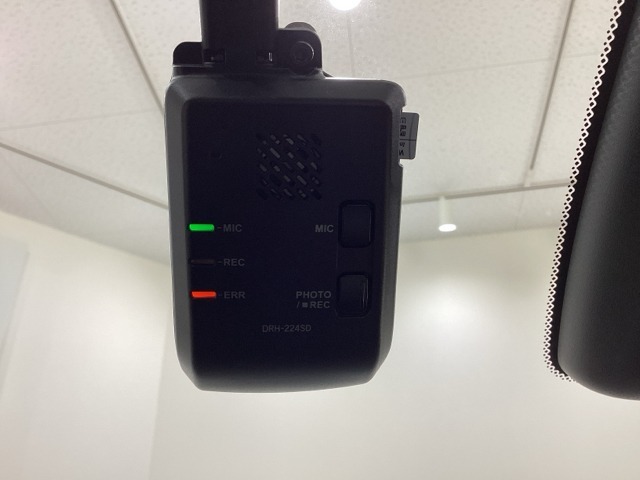ドライブレコーダーが前方の監視をしてくれます。衝突や急ブレーキなどを感知した場合に、記録された動画が万が一の際に直前の状況を把握する手助けとなります。