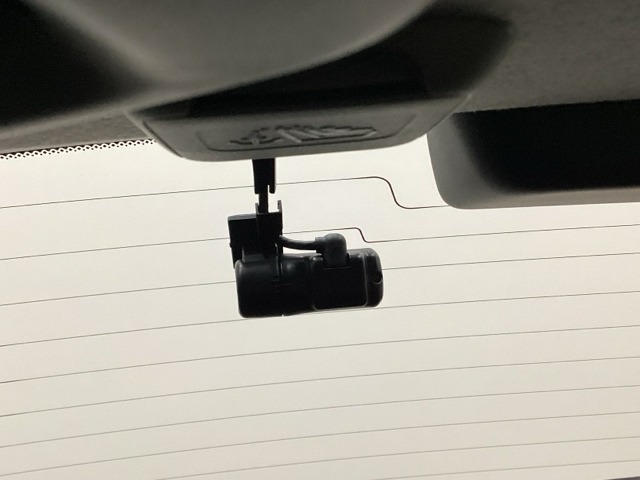 後方にもドライブレコーダーのカメラが付いています。前後両方でお車の周りを監視・記録いたします。