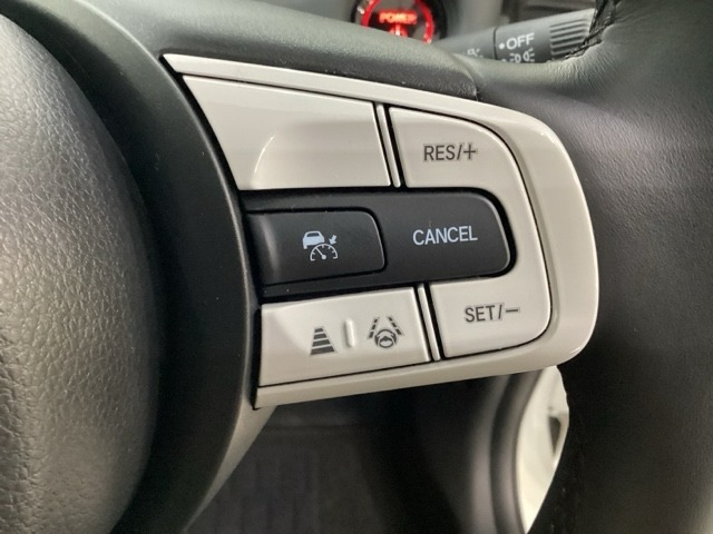 ハンドルにHondaセンシング系のクルーズコントロールやレーンキープアシストなどのスイッチが装備されています。ハンドルから手を離さず安全に操作できます。