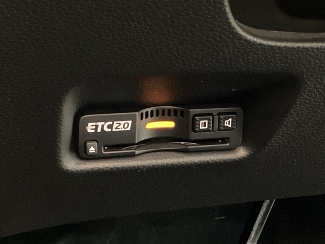 ハンドルの左下にETCがついています。高速道路の料金所の通過も楽々です。　カードの取り出しもしやすい場所についています。