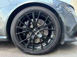 ブラックのアルミホイールで足回りも引き締まって見えます。