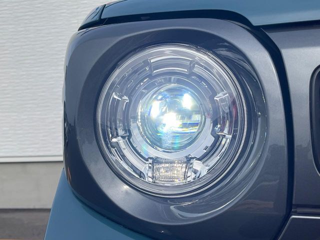 【LEDヘッドライト】悪天候や夜間走行時も良好な視界を確保し安心して運転できる高輝度LEDヘッドライトを装備！点灯速度が早く、消費電力も抑えられています。