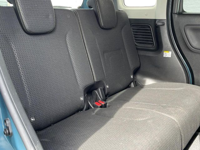 後部座席も気になるようなキズ・汚れやへたり等、大きなダメージはなく、良好な状態です。