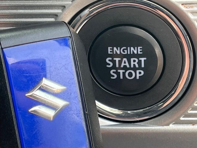 【キーレススタートシステム】カバンやポケットに入れたままでもドアの施錠・解錠が可能なスマートキーを装備。エンジンのオン・オフ時もカギを取り出す必要が無いからとっても便利です♪