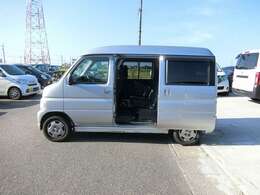 乗り降りラクラク両側スライドドア付き