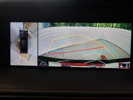 【パノラミックビューモニター】専用のカメラにより、上から見下ろしたような視点で360度クルマの周囲を確認することができます☆死角部分も確認しやすく、狭い場所での切り返しや駐車もスムーズに行えます。