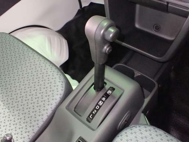 ◆三重県最大級の大型屋内中古車センター♪ヴァーサス鈴鹿店です♪オールジャンルの展示車が盛り沢山です♪在庫の無い車両のオーダーも受け付けます♪電話→059-384-5050までお問合せ下さい◆