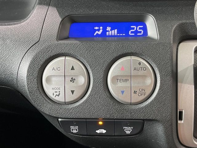 【オートエアコン】一度お好みの温度に設定すれば、車内の温度を検知し風量や温度を自動で調整。暑い…寒い…と何度もスイッチ操作をする必要はありません。快適な車内空間には必須の機能ですね♪