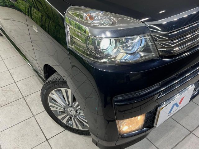 【HIDヘッドライト】非常に明るく前方を照らしてくれるので、悪天候や夜間の走行時も視界良好で安心してお乗りいただけます。