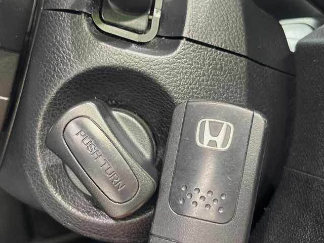 【Hondaスマートキー】カバンやポケットに入れたままでもドアの施錠・解錠が可能なスマートキーを装備。エンジンのオン・オフ時もカギを取り出す必要が無いからとっても便利です♪