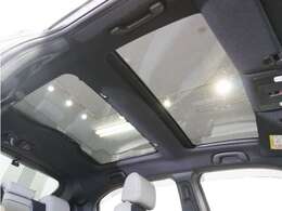 【パノラマルーフ】ルーフガラスはほとんどの赤外線、紫外線を遮断。日差しの熱も従来より約50％多くカットし、車内を守ります。木陰の下でくつろぐように快適に太陽の光を感じることができます。