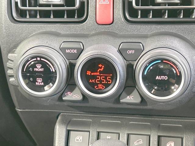 【オートエアコン】一度お好みの温度に設定すれば、車内の温度を検知し風量や温度を自動で調整。暑い…寒い…と何度もスイッチ操作をする必要はありません。快適な車内空間には必須の機能ですね♪