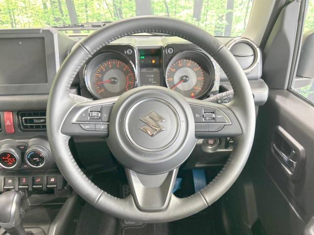 【純正革巻きステアリング】上質な革を使用することで、手にしっかり馴染みとても運転しやすいハンドルです♪