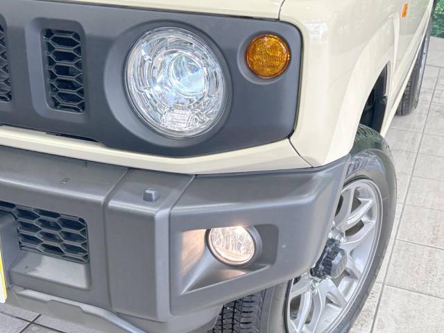 【LEDヘッドライト】悪天候や夜間走行時も良好な視界を確保し安心して運転できる高輝度LEDヘッドライトを装備！点灯速度が早く、消費電力も抑えられています。