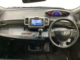 車内は光触媒抗菌消臭施工済です。インパネ周りはスタイリッシュなデザインです。グローブボックスやカップホルダーのほかにトレーなどたくさんの収納スペースが付いています。