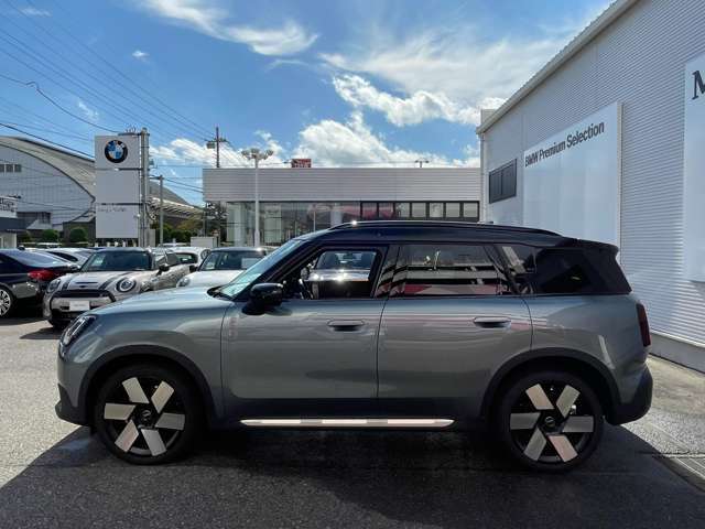 ご納車前には、MINIを熟知したメカニックによる100項目の点検・整備を行います。不具合箇所、交換時期に達している部品に関しましては、全て当社負担で交換してからのご納車となります。
