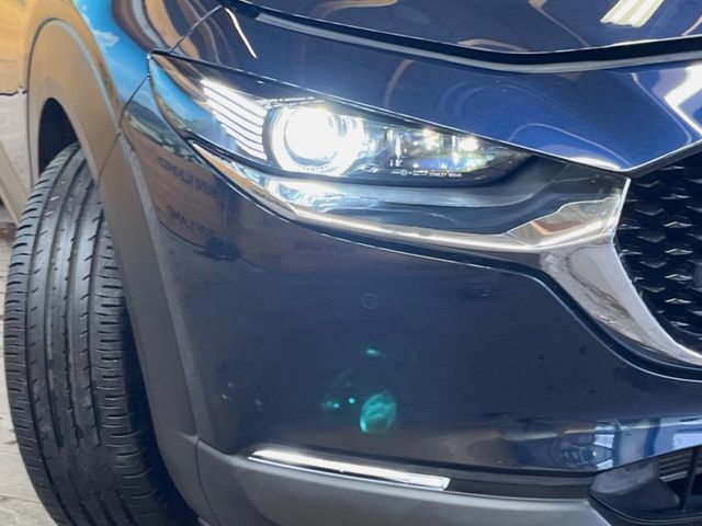【LEDヘッドライト】悪天候や夜間走行時も良好な視界を確保し安心して運転できる高輝度LEDヘッドライトを装備！点灯速度が早く、消費電力も抑えられています。