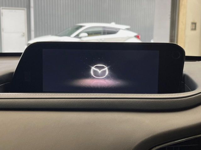 【8.8インチマツダコネクト】車内の雰囲気にマッチした大型のディスプレイ。スマホ接続でのナビ使用やBluetooth再生等、様々な機能が楽しめます。直感的なダイヤル操作が可能で、使い勝手も良好です。