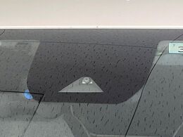 【エマージェンシーブレーキ】走行中に前方の車両等を認識し、衝突しそうな時は警報とブレーキで衝突回避と被害軽減をアシスト。より安全にドライブをお楽しみいただけます。