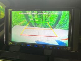 【バックカメラ】駐車時に後方がリアルタイム映像で確認できます。大型商業施設や立体駐車場での駐車時や、夜間のバック時に大活躍！運転スキルに関わらず、今や必須となった装備のひとつです！