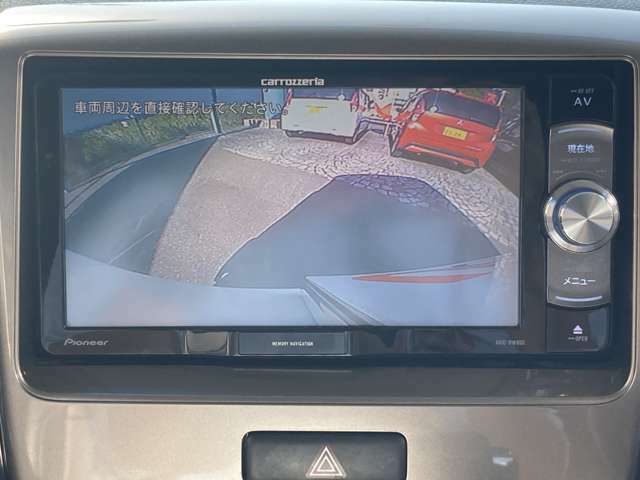 シフトレバーをRに入れると車輌後方の映像に切り替わります。またバック駐車が簡単に出来ます。