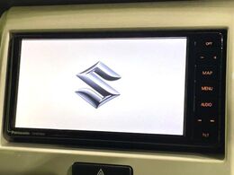 【純正ナビ】人気の純正ナビを装備しております。ナビの使いやすさはもちろん、オーディオ機能も充実！キャンプや旅行はもちろん、通勤や買い物など普段のドライブも楽しくなるはず♪