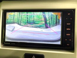 【バックカメラ】駐車時に後方がリアルタイム映像で確認できます。大型商業施設や立体駐車場での駐車時や、夜間のバック時に大活躍！運転スキルに関わらず、今や必須となった装備のひとつです！