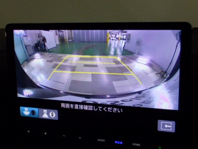 フロント、リア、両サイドの4台のカメラで映した周囲の映像をナビゲーション画面に表示し、見えにくい死角を減らしてくれるマルチビューカメラを装備しております