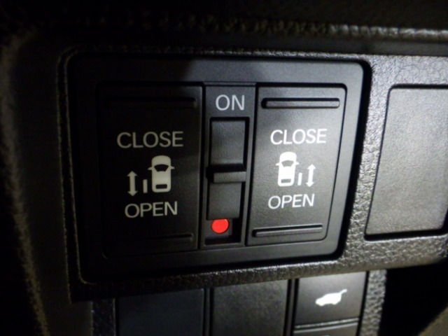両側電動スライドドア！！荷物で手が塞がる時など簡単にドアの開閉が出来ます！何より力いらずで開閉OK！女性やお年寄りにも優しい♪電動機能はOFFにもできますから元気なお子様の駆け出しも安心！