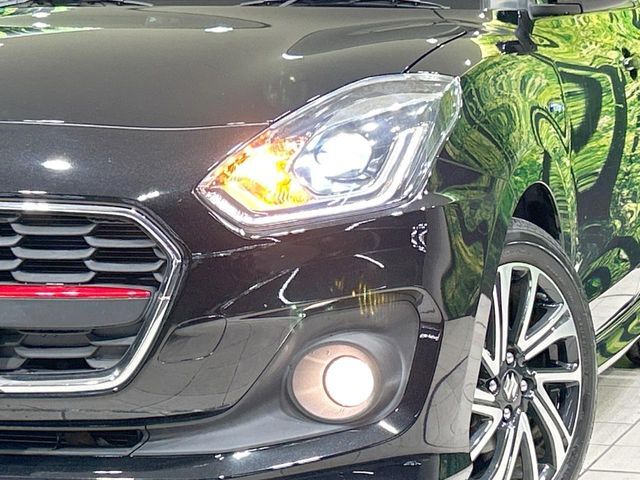 【LEDヘッドライト】悪天候や夜間走行時も良好な視界を確保し安心して運転できる高輝度LEDヘッドライトを装備！点灯速度が早く、消費電力も抑えられています。