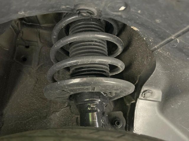 お車を安心してお乗りいただく為には、足回りの定期点検が欠かせません。サービスサポート（有償保証）では無料点検もご提供しており、安心のカーライフをお過ごしいただけるサポート体制が整っています。