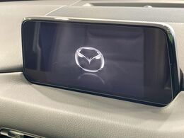 【8インチマツダコネクト】車内の雰囲気にマッチした大型のディスプレイ。スマホ接続でのナビ使用やBluetooth再生等、様々な機能が楽しめます。直感的なダイヤル操作が可能で、使い勝手も良好です。