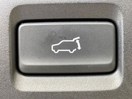 【パワーバックドア】スマートキーや運転席のボタンを押すだけでリアゲートが自動で開閉します！荷物を持っている時や、高い位置にあるバックドアを閉める際に便利な機能です♪