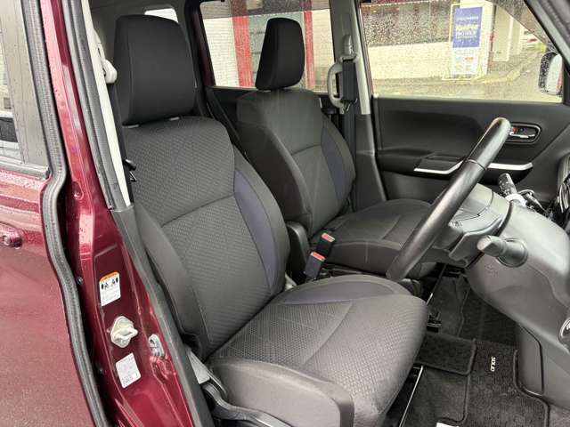 【運転席】運転席やその他のシートに座っていただき、エンジンをかけていただく事も可能です。