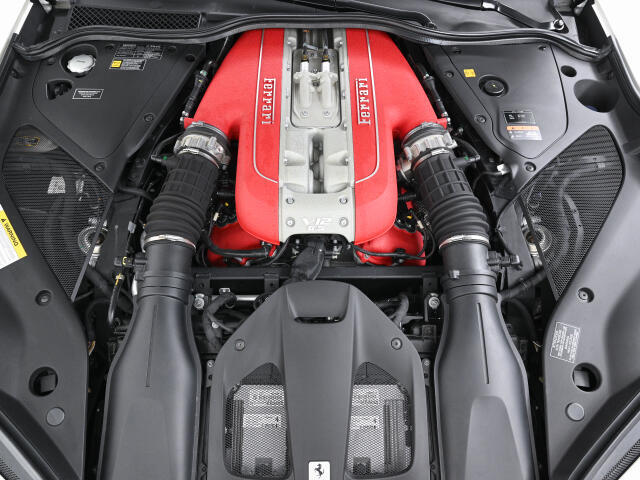 強力な6.5L V12自然吸気エンジンをフロントに搭載しております。