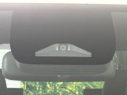 【プリクラッシュセーフティ】前方の車両等を検知し、衝突しそうな時は警報で注意を促し、ブレーキを踏む力をサポート。ブレーキを踏めなかった場合は衝突被害軽減ブレーキが作動、衝突回避をサポートします。