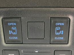 【両側パワースライドドア】スマートキーや運転席のスイッチで後席両側スライドドアの開閉が可能♪電動だから力を入れてドアを開ける必要が無く、小さなお子様でも簡単に開け閉めでき快適です♪