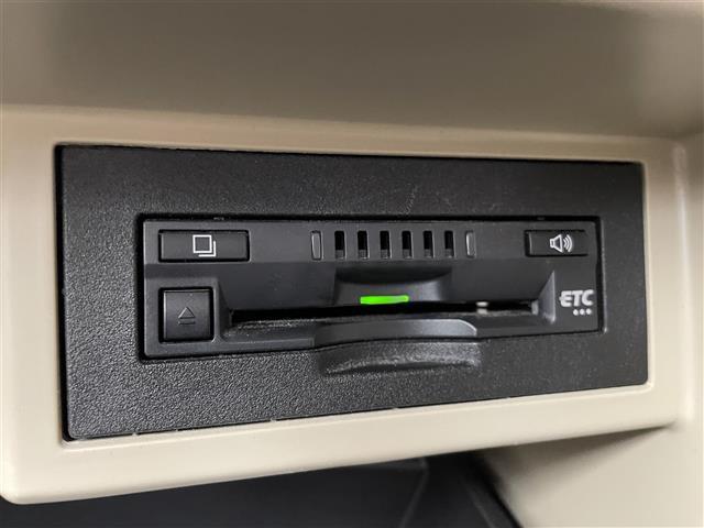 【ETC】有料道路を利用する際に料金所で停止することなく通過できる、ETC車載器（ノンストップ自動料金収受システム機器）が装備されています。セットアップを行うことで利用可能になります。