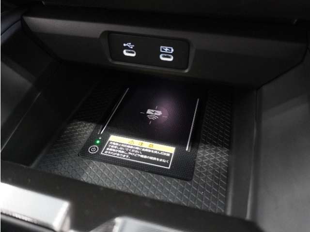 ◆ワイヤレス充電器◆ワイヤレス充電規格Qiに適合した機器を充電エリアに置くことで使用できます。