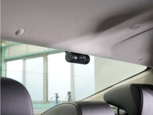 この車にはリアにもドライブレコーダーを装備しております◆映像・音声などを記録する自動車用の装置です。　もしもの事故の際の記録はもちろん、旅行の際の思い出としてドライブの映像を楽しむことができます。