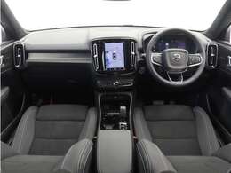 Google搭載/ETC2.0/360度カメラのフルセット搭載。9インチ・タッチスクリーン式センターディスプレイと、モード選択式の12.3インチデジタル液晶ドライバー・ディスプレイを装備。