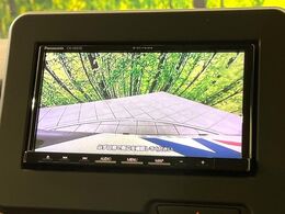 【バックカメラ】駐車時に後方がリアルタイム映像で確認できます。大型商業施設や立体駐車場での駐車時や、夜間のバック時に大活躍！運転スキルに関わらず、今や必須となった装備のひとつです！