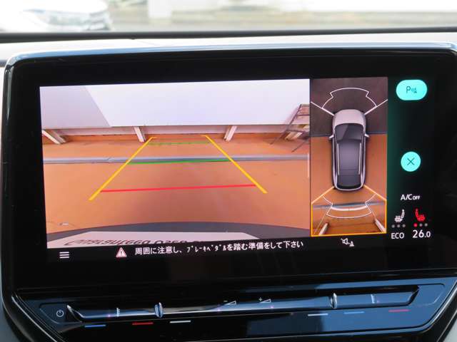 ギアをリバースに入れると車両後方の映像を映し出します。画面にはガイドラインが表示され、車庫入れや縦列駐車の際に安全確認をサポートします☆