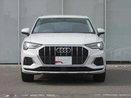 Audiデザインの特徴であるシングルフレームグリルが存在感を主張します。