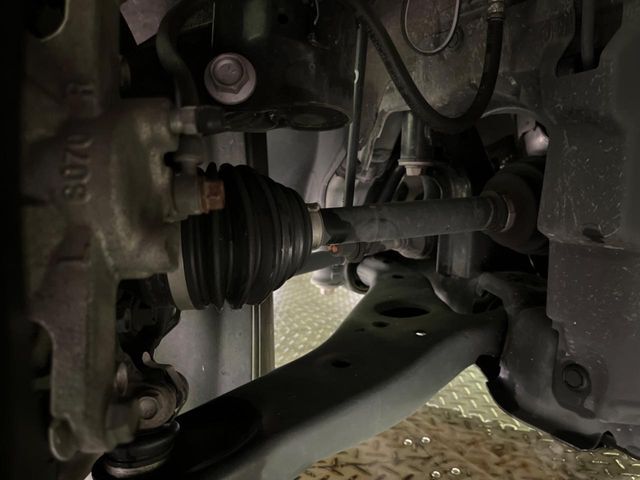 お車を安心してお乗りいただく為には、足回りの定期点検が欠かせません。サービスサポート（有償保証）では無料点検もご提供しており、安心のカーライフをお過ごしいただけるサポート体制が整っています。