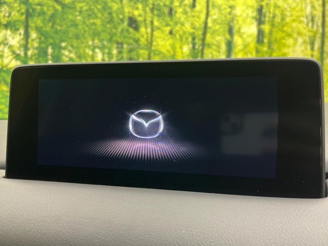 【8.8インチマツダコネクト】車内の雰囲気にマッチした大型のディスプレイ。スマホ接続でのナビ使用やBluetooth再生等、様々な機能が楽しめます。直感的なダイヤル操作が可能で、使い勝手も良好です。