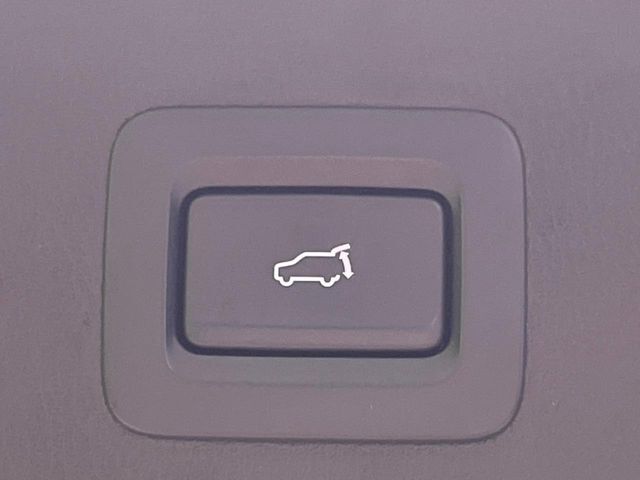 【パワーバックドア】スマートキーや運転席のボタンを押すだけでリアゲートが自動で開閉します！荷物を持っている時や、高い位置にあるバックドアを閉める際に便利な機能です♪