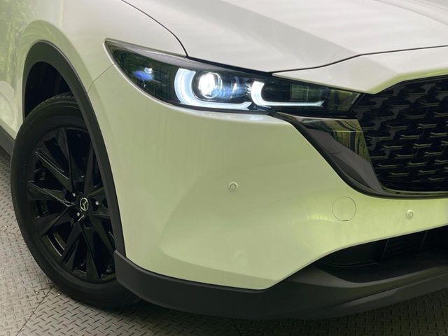 【LEDヘッドライト】悪天候や夜間走行時も良好な視界を確保し安心して運転できる高輝度LEDヘッドライトを装備！点灯速度が早く、消費電力も抑えられています。